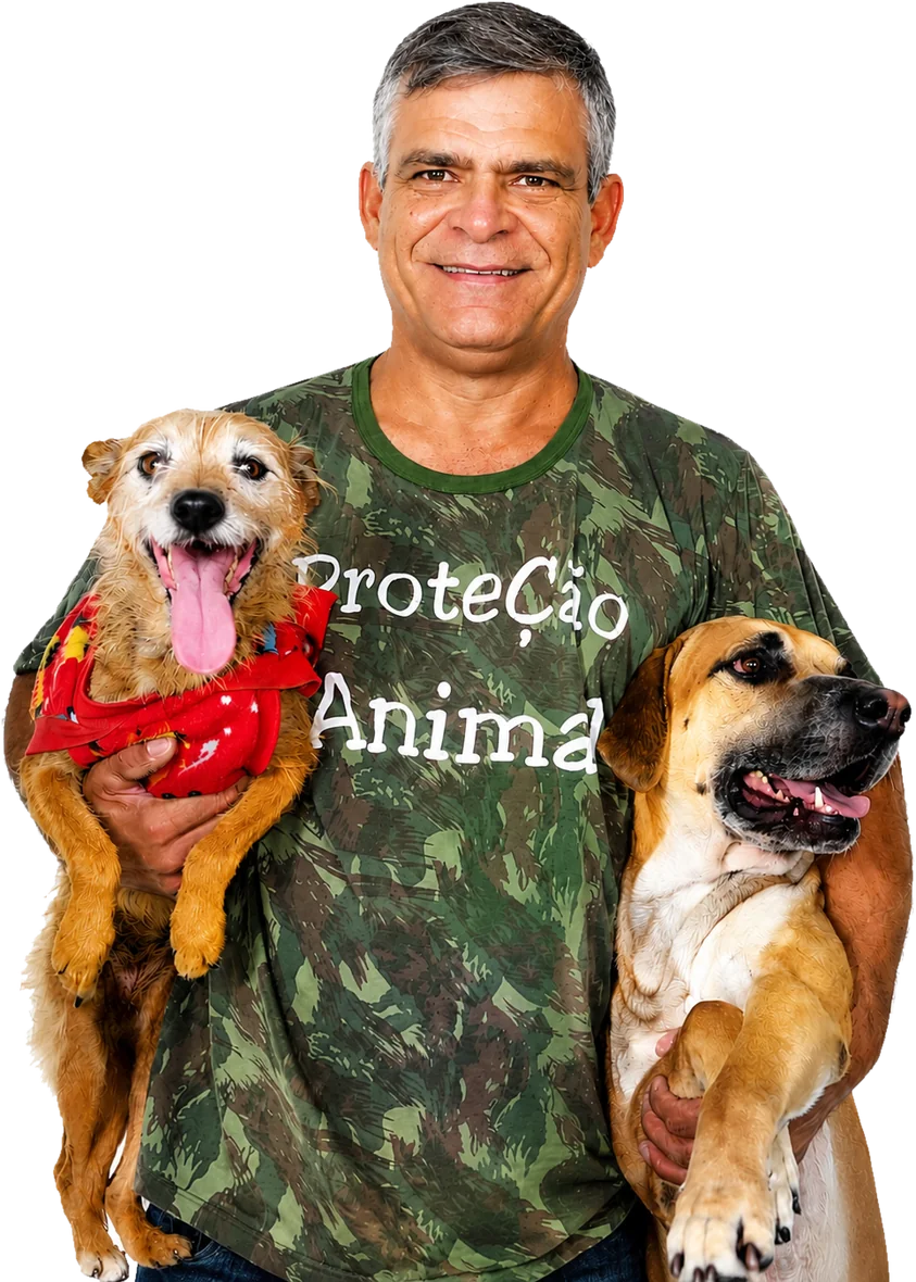 Luiz Escobar sorrindo, de camiseta escrita Proteção Animal, segurando dois cães resgatados no colo